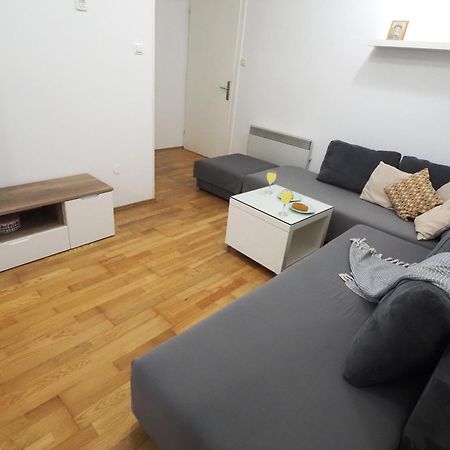 Apartment With Garden In Barbariga Exterior foto